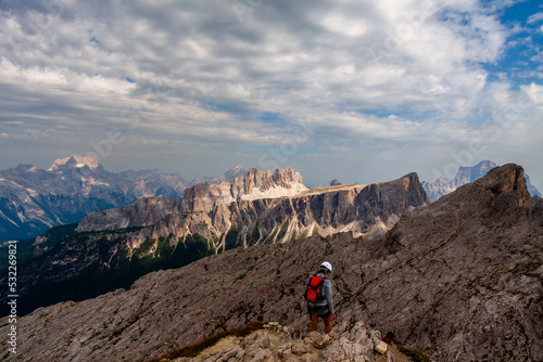 Obraz na płótnie wędrówka w górach trekking via ferrata dolomity w salonie