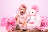 Kind Baby Teenager Familie spielt in Rosa Look Familienfotos, Family Picture Boy Girl playing