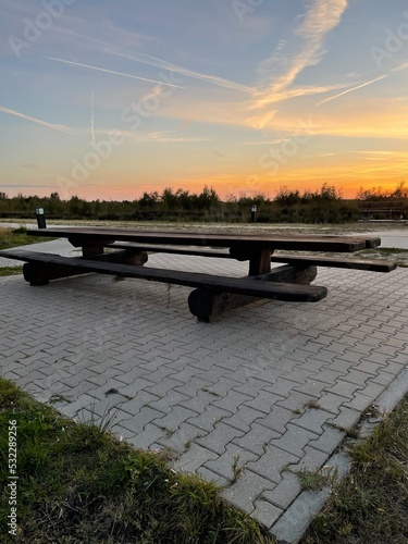 Naturpark Moor Veenland. Tisch mit Bänken am Moor.