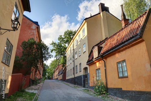 maisons traditionnelles suédoises de couleur rouge et ferme traditionnelle © Lotharingia