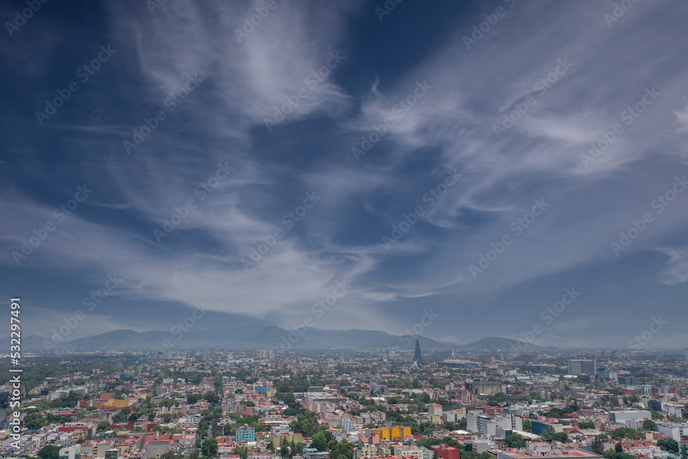 Panorámica aérea de la Ciudad de México desde el Paseo de la Reforma. CDMX, México