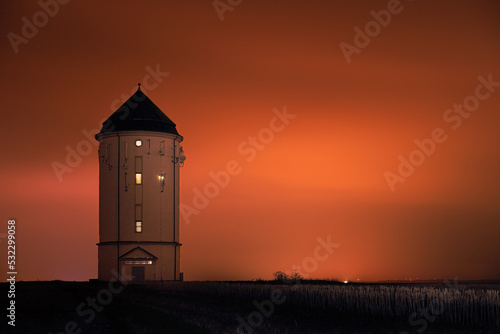 beleuchteter Wasser-Turm bei Nacht