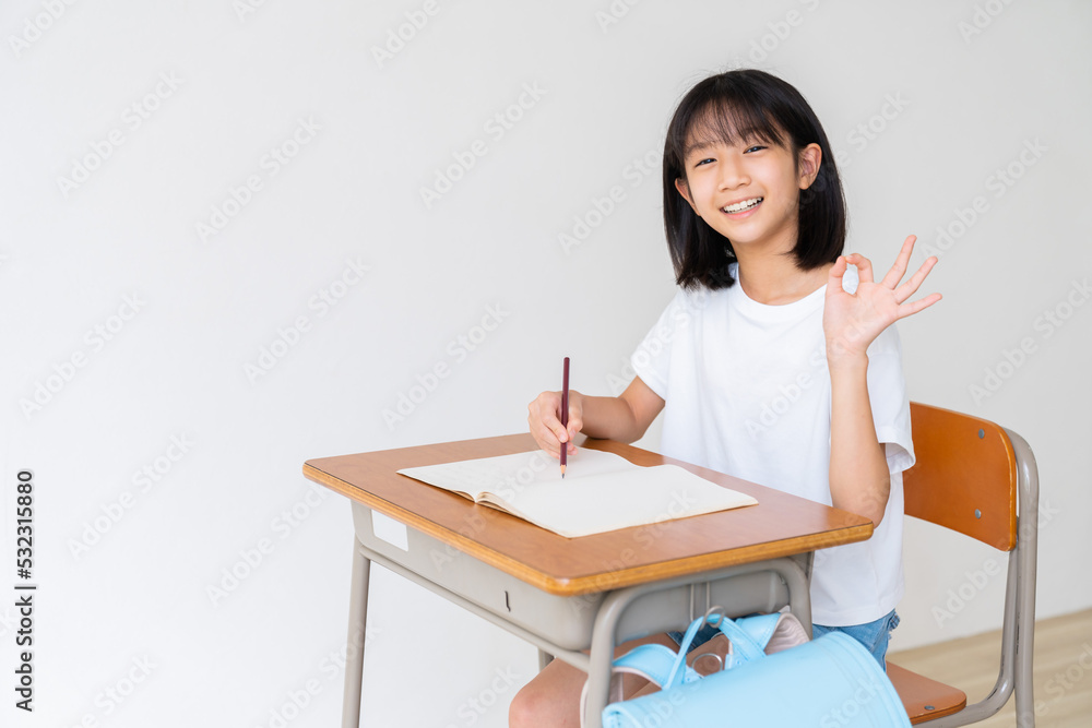 勉強する女の子 教室 勉強する女の子 教室