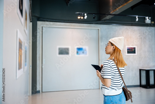 Fotografie Asian woman note information to tablet at art gallery collection in front framed