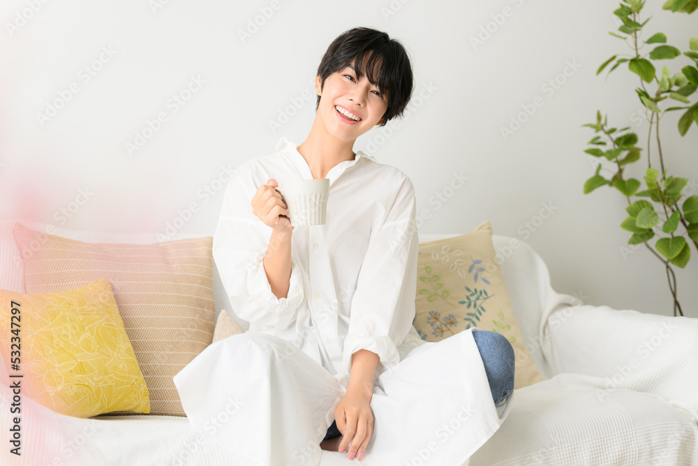 コーヒーを飲みながらくつろぐ女性
