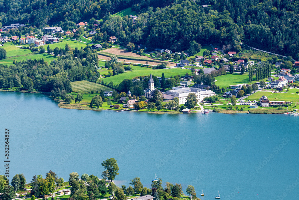 Blick auf das Stift Ossiaxh am Ossiacher See, Kärnten, Österreich im Sommer