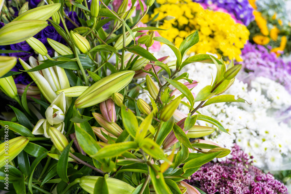 Obraz premium Close-up of flowers at the flower seller on the street