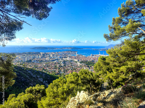Fototapeta Naklejka Na Ścianę i Meble -  Panorama sur Toulon dans le Var et la Côte d'Azur depuis le Mont faron