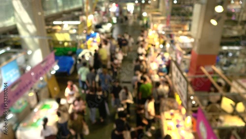 Wallpaper Mural ぼかし背景素材: 魚市場の屋台で買い物をして歩くマスクを着けた人々  4K 2022年9月 山口県 唐戸市場 Torontodigital.ca