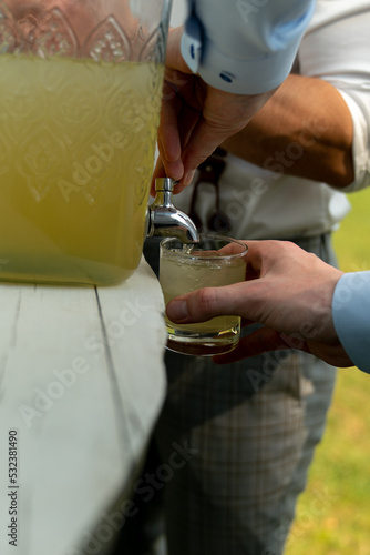 Mens hand, folk style