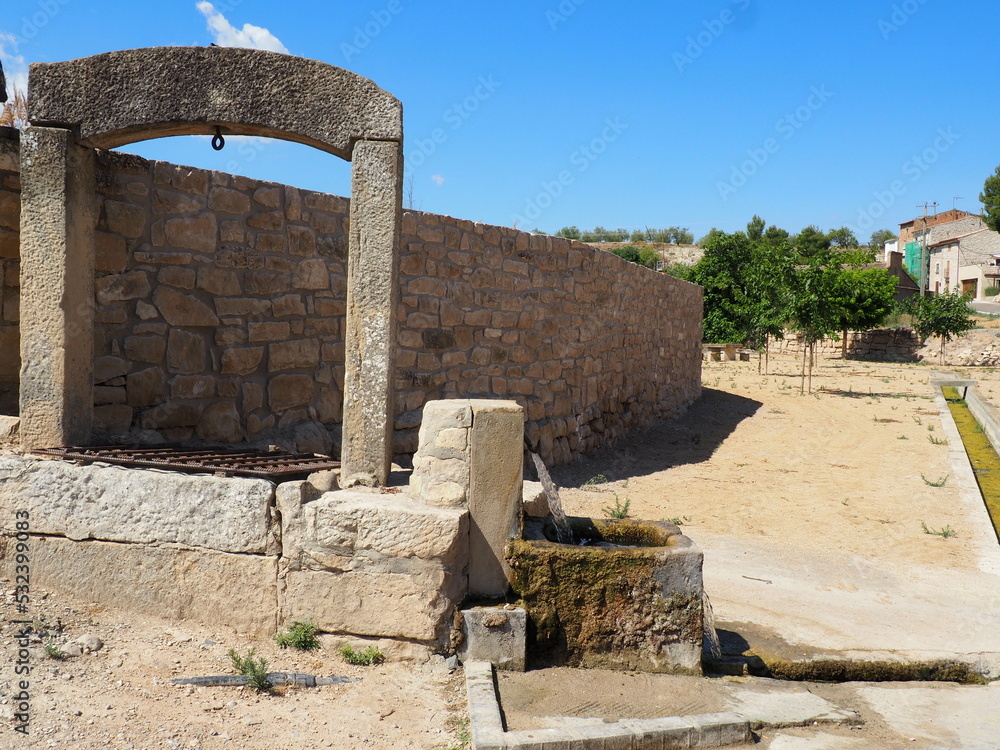 pozo de agua natural y artesano construido en piedra canalizando hacia ...