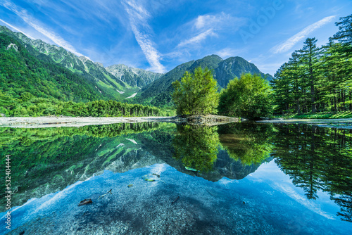 夏の上高地　穂高連峰と梓川【長野県・松本市】
Hotaka mountain range reflected on the surface of the Azusa River - Kamikōchi, Nagano, Japan