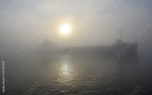 Obraz na płótnie Frachtschiff bei Nebel im Nord-Ostsee-Kanal