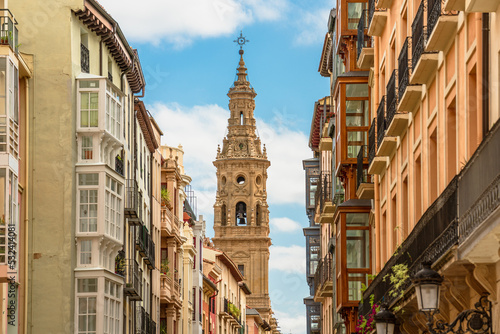 Fotografia Beautiful cityscape about Logroño city with one of the  bell towers of the Cathedral
