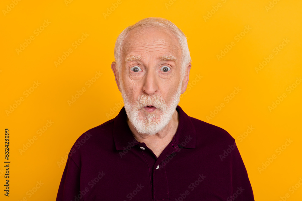 Obraz premium Photo of mature astonished man fake information rumor face reaction isolated over yellow color background