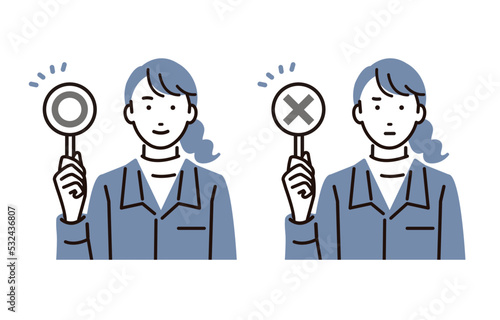 丸とバツの札を持つ作業服の女性セット
