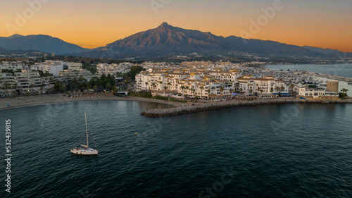 Konstfotografi vista aérea de puerto Banús en un  bonito amanecer, Marbella