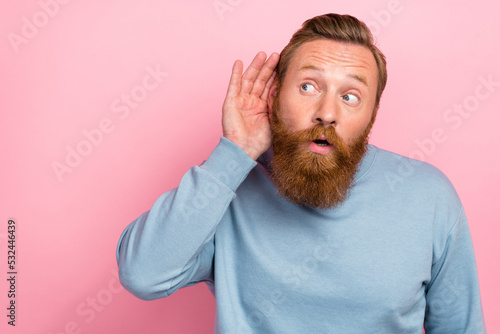 Quadro su tela Photo of impressed astonished guy with ginger beard dressed blue sweatshirt arm