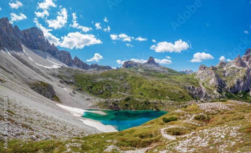 Fototapeta Naklejka Na Ścianę i Meble -  Panoramic mountain chain along the Tirol Sexten alps and lake with crystal clear drink water