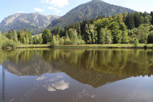 Berge spiegeln sich auf der Wanderung