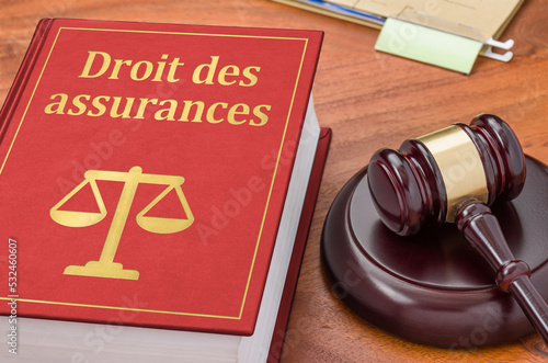 A law book with a gavel - Insurance law in french - Droit des assurances