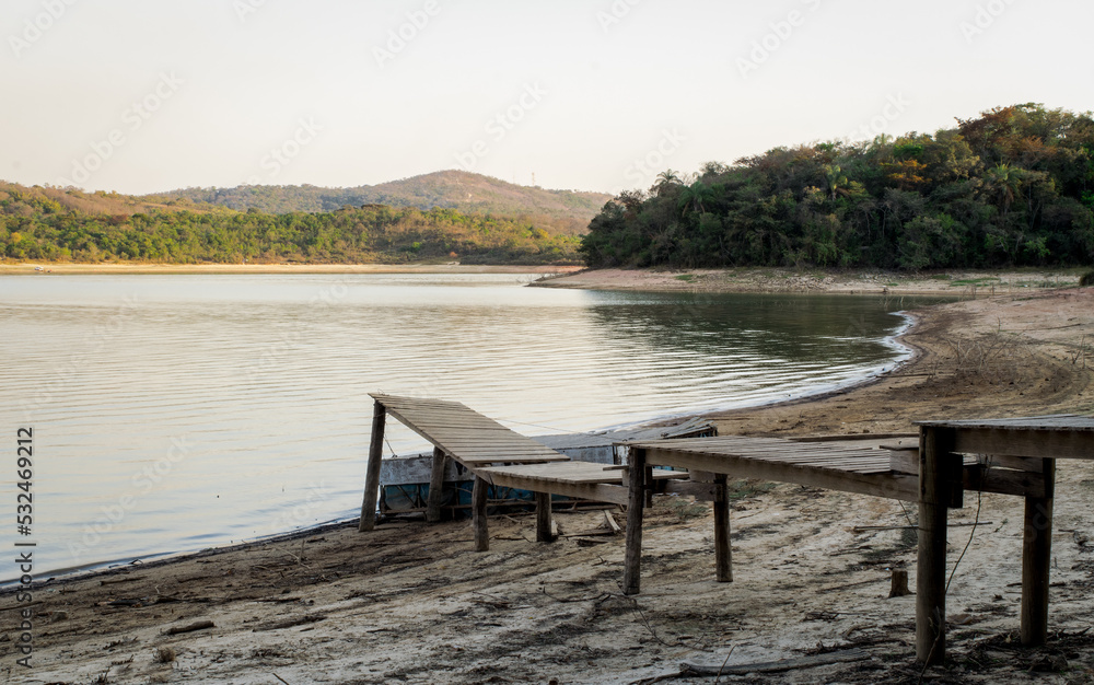 Linda manhã, com vista para pequeno pier em época de seca, céu azul e limpo, e sem neblina na praia de água doce da represa da Várzea das Flores, em Contagem, Minas Gerais.
