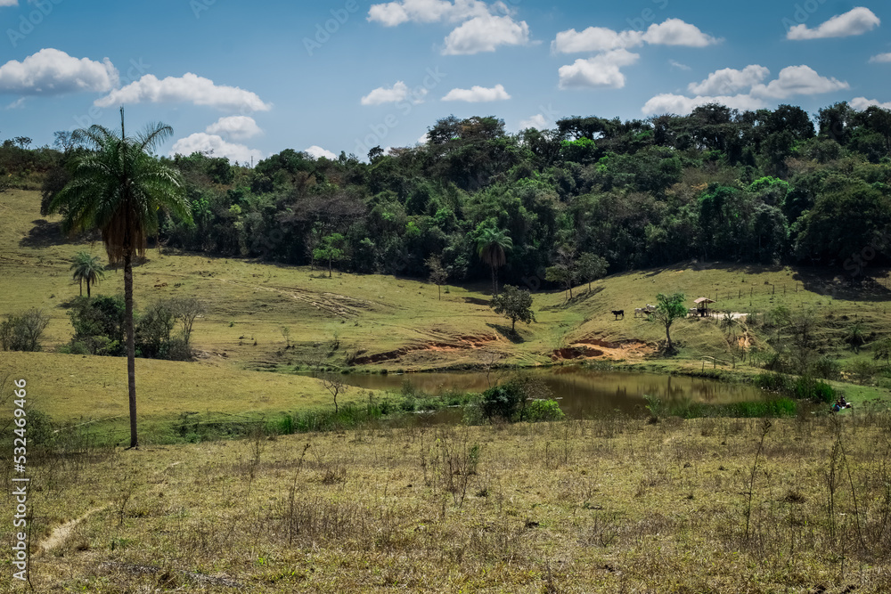 Linda paisagem de outuno em fazenda, com muita vegetação, lindo lago ao fundo, em meio a montes, no bairro Jardim das Oliveiras, Esmeraldas, Minas Gerais. Linda paisagem de outuno em fazenda, com muita vegetação, lindo lago ao fundo, em meio a montes, no bairro Jardim das Oliveiras, Esmeraldas, Minas Gerais.
