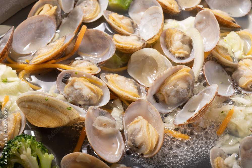 殻付きあさりのワイン蒸し