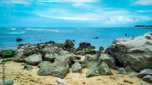 Konstfotografi Praia com muitas pedras, cheias de musgo, areias escuras, na Praia dos Espelhos, Bahia que é um apelido devido ao efeito causado pelo reflexo do sol nas piscinas naturais quando avistadas do mar