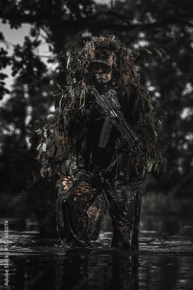 Eastern special forces soldier with rifle in the jungle - obrazy, fototapety, plakaty 