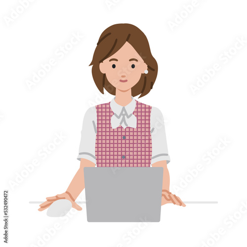 デスクで座ってPCを使っている事務員制服の女性