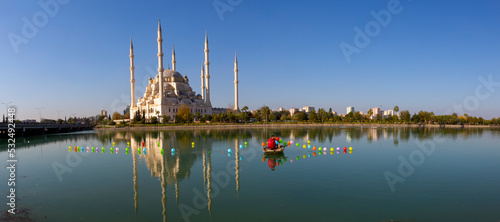 Fotografia Sabanci Central Mosque and Central Park , Old Clock Tower and Stone Bridge in Adana, city of Turkey