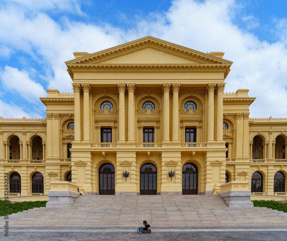 Obraz premium Fachada de um grande palácio colonial português