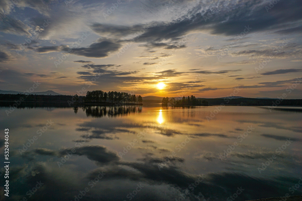 Obraz premium sunset over the lake