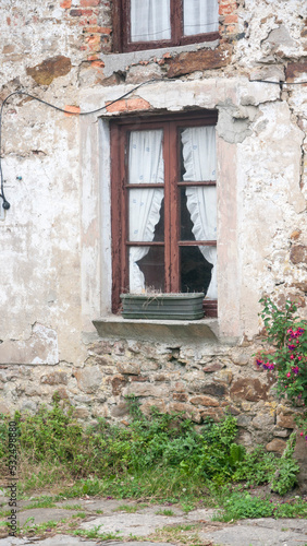 Cortinas blancas en ventana de madera de casa rustica
