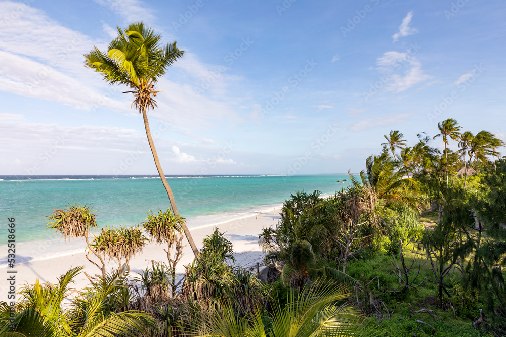 Sansibar, Matemwe Beach ein karibischer Strand mit Palmen, blauer Himmel und türkisfarbenes Wasser in Tansania, Panorama. Palmen an einem Strand an einer Küste in der Karibik in Afrika.