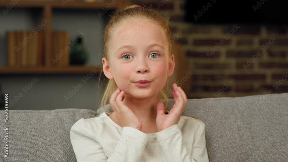 Vidéo Stock Younggirl pretty funny kid looking surprised at Vidéo Stock Younggirl pretty funny kid looking surprised at