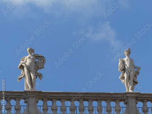 Steinstatuen auf einem altertümlichen Steingeländer, Verona, Italien