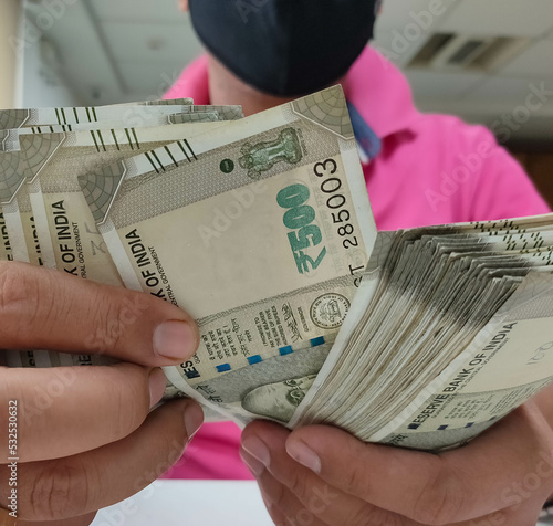 Cuadro en lienzo Man counting indian rupees or bank notes.