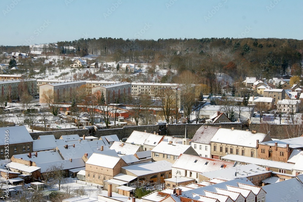 Panoramablick über verschneite Ortschaft