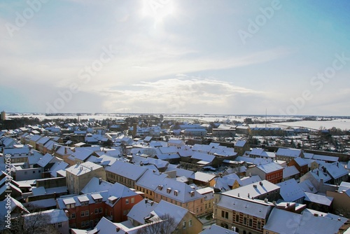 Panoramablick über verschneite Ortschaft