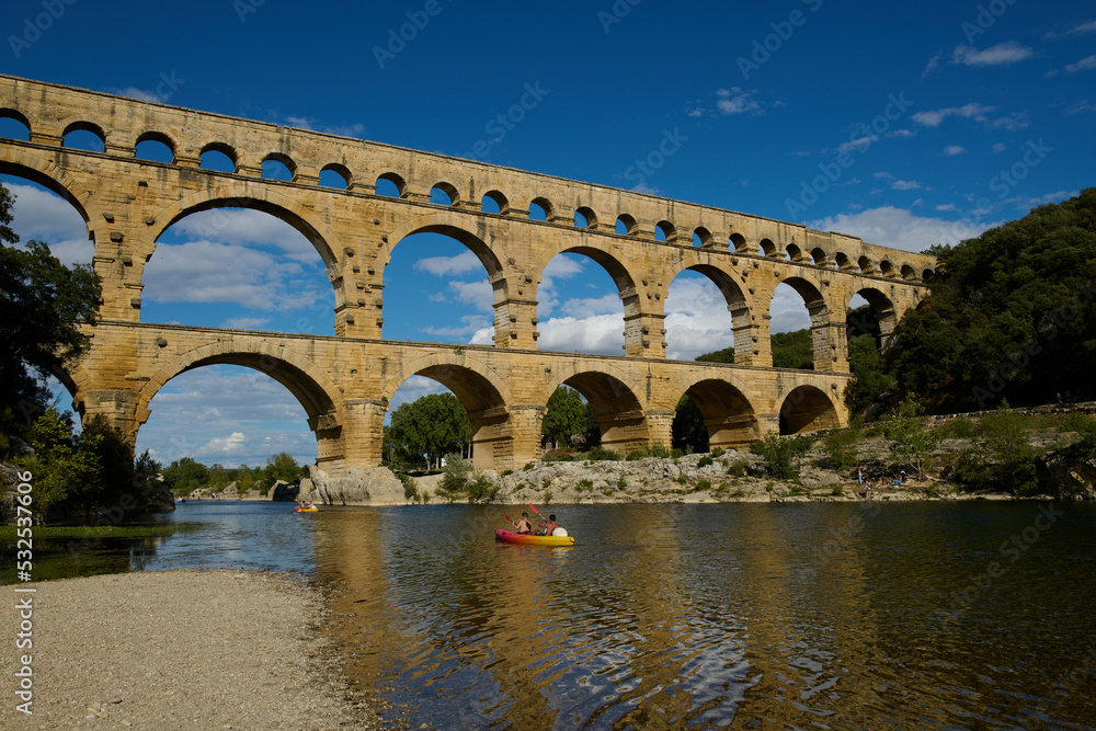 Fototapeta premium Starożytny akwedukt w Prowansji transportował wodę 50 kilometrów do Nimes.