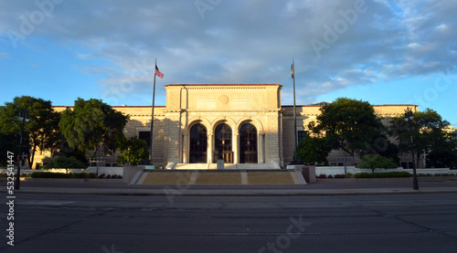 Konstfotografi Detroit Institute of Art Buolding at evening sun, with storm behind it