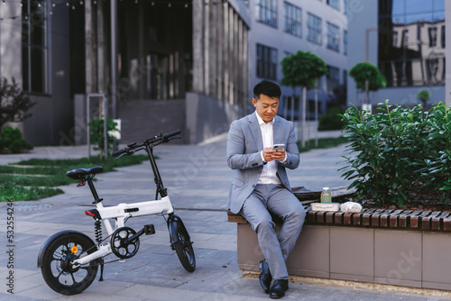 Entrepreneur browsing gadget during break 