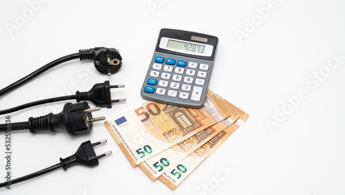 Stromkabel mit Taschenrechner und 50 Euro Scheinen Energiekosten