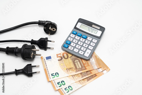 Stromkabel mit Taschenrechner und 50 Euro Scheinen Energiekosten