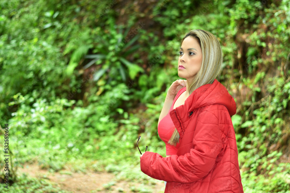 Mujer Joven Latina caminando en un ambiente natural, concepto al aire libre. Mujer Joven Latina caminando en un ambiente natural, concepto al aire libre.