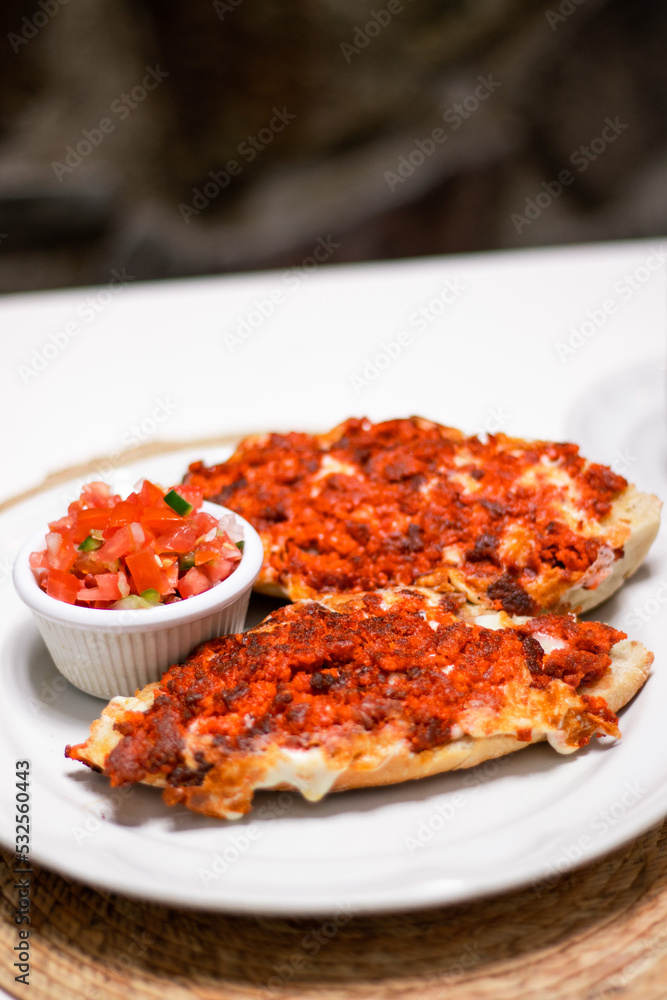 Molletes de chorizo con pico de gallo Molletes de chorizo con pico de gallo