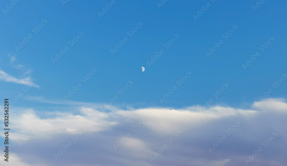 Luna bianca calante nel cielo azzurro sopra le nuvole Luna bianca calante nel cielo azzurro sopra le nuvole