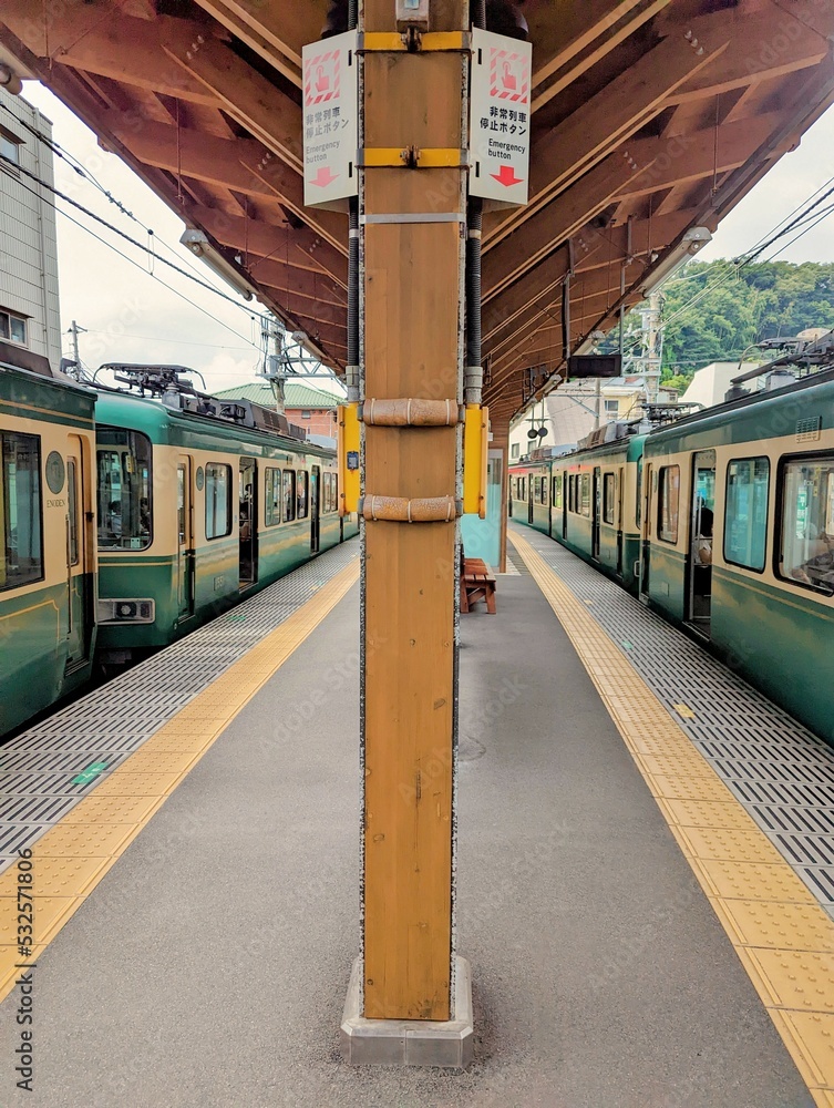 江ノ島電鉄の稲村ガ崎駅に停車する2車両